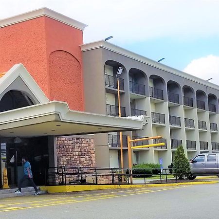 Howard Johnson By Wyndham Clifton Nj Exteriör bild